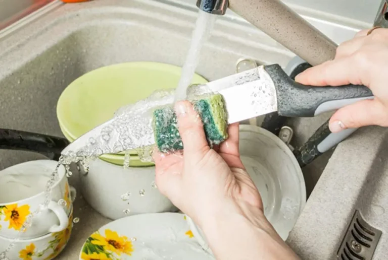 how to clean a kitchen knife
