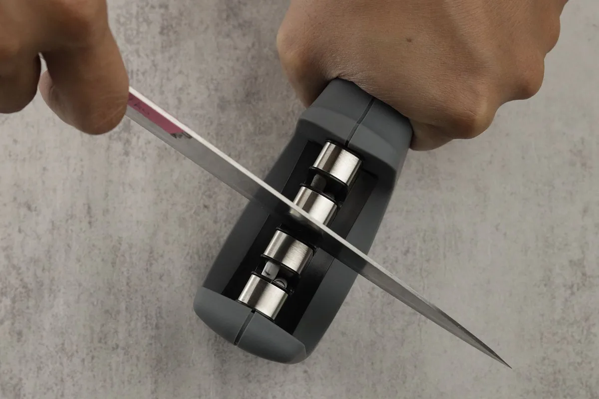Manual knife sharpener